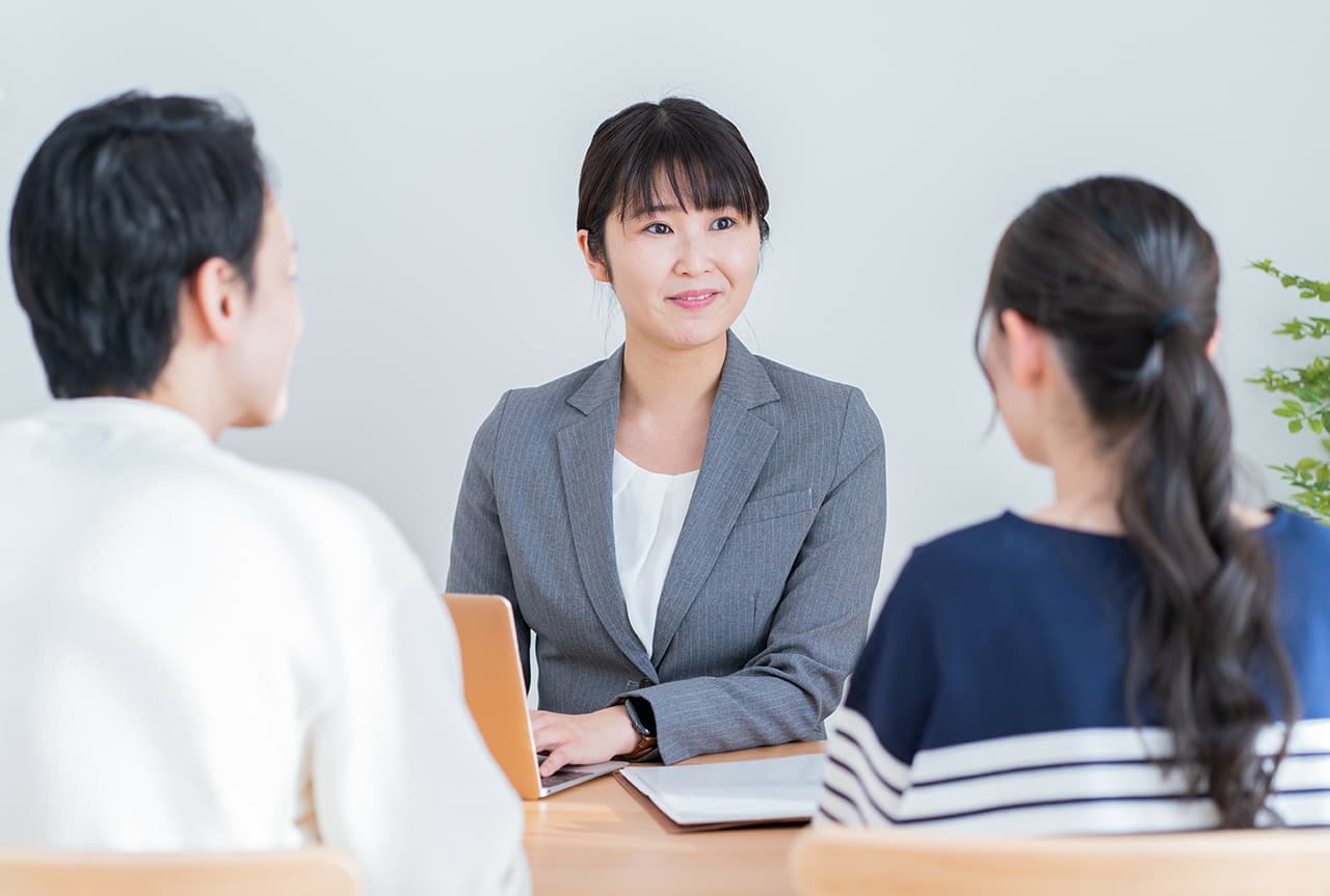 接客する女性とご夫婦のお客様