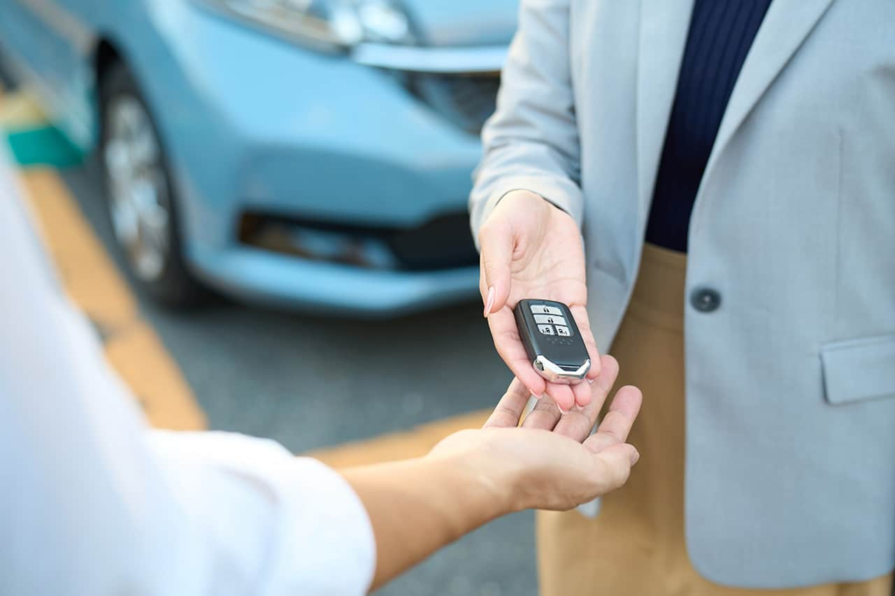 車のカギの渡している様子