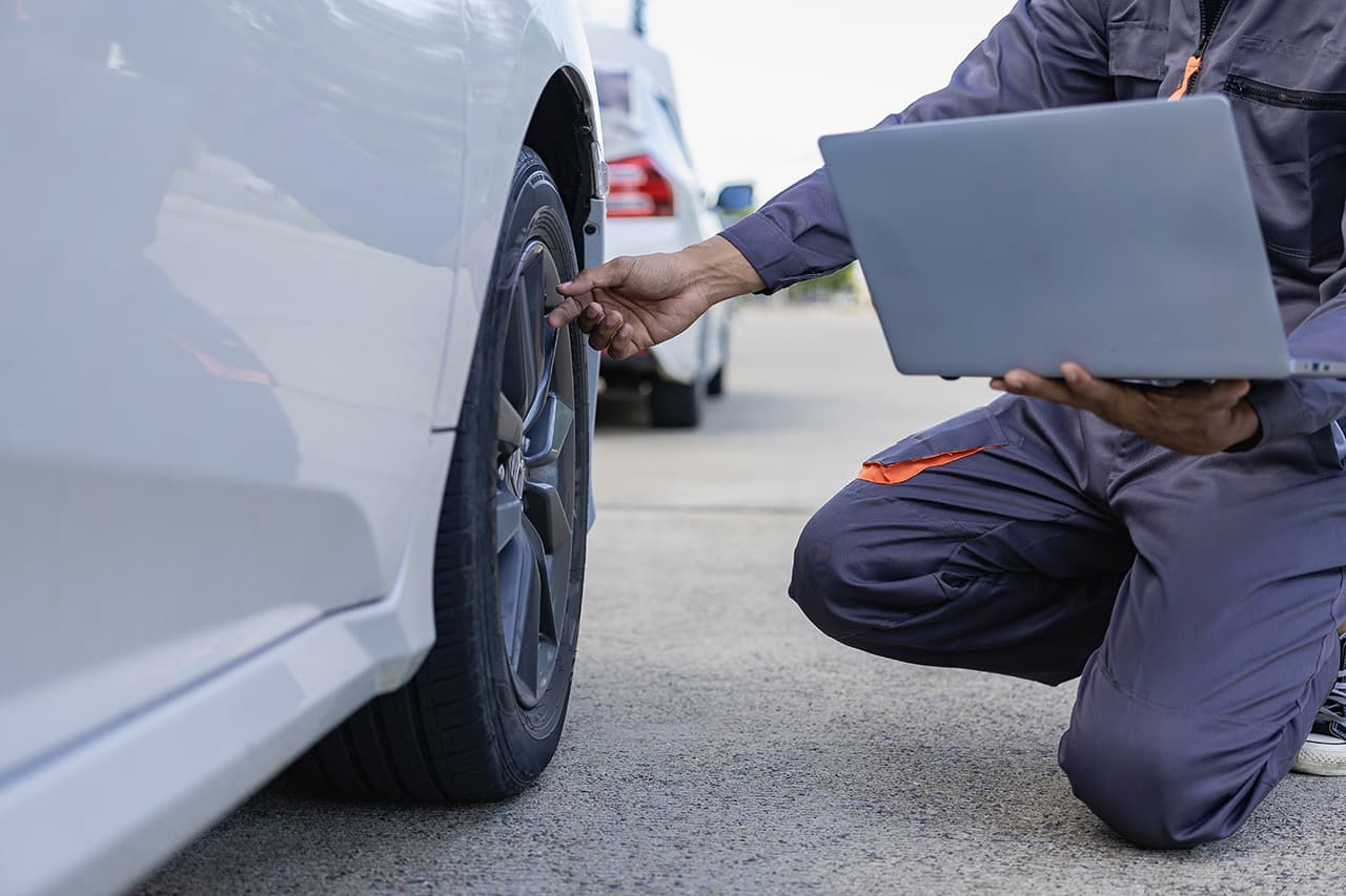 車のタイヤを確認している様子