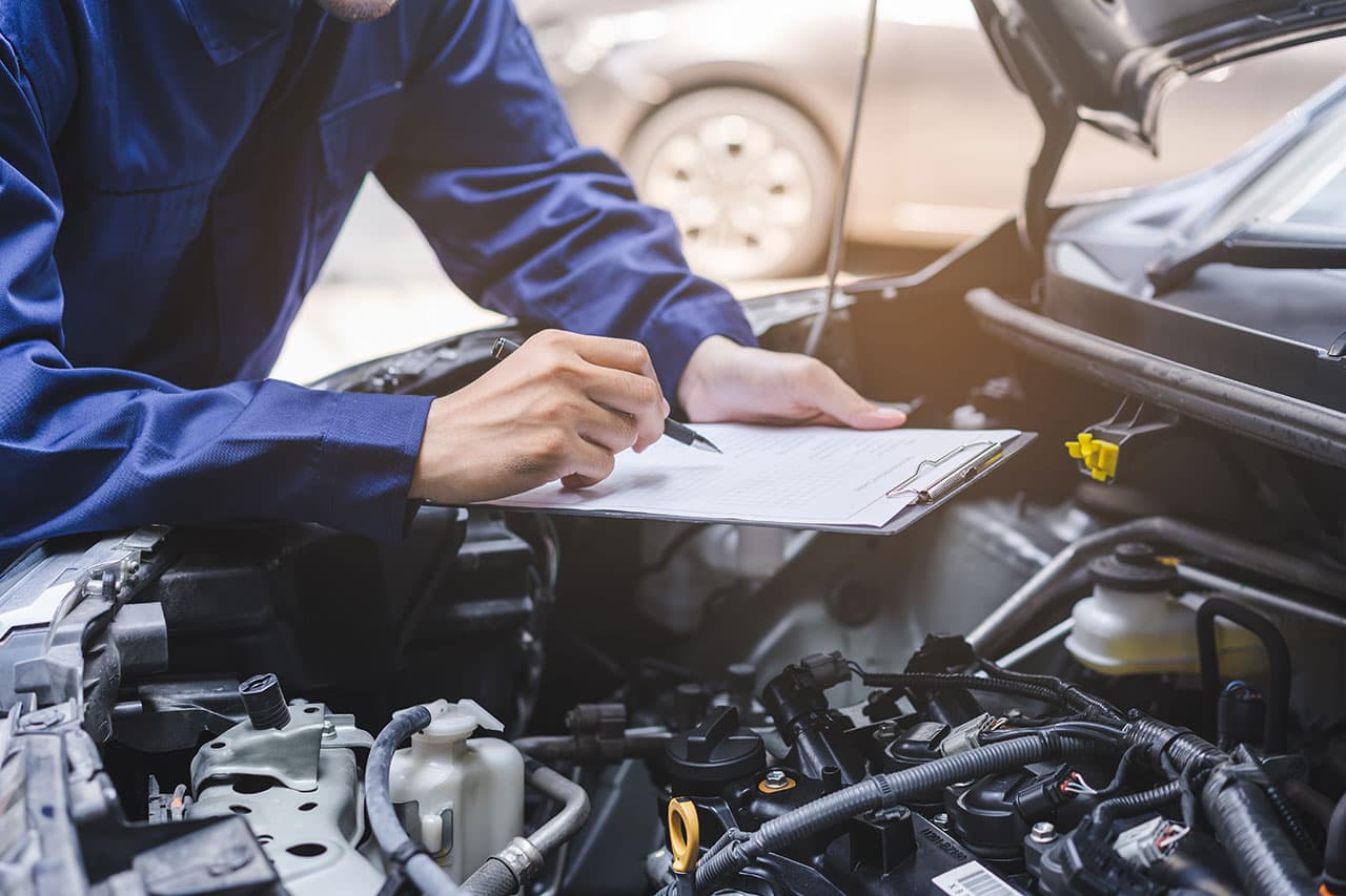 車のフロントを整備している様子